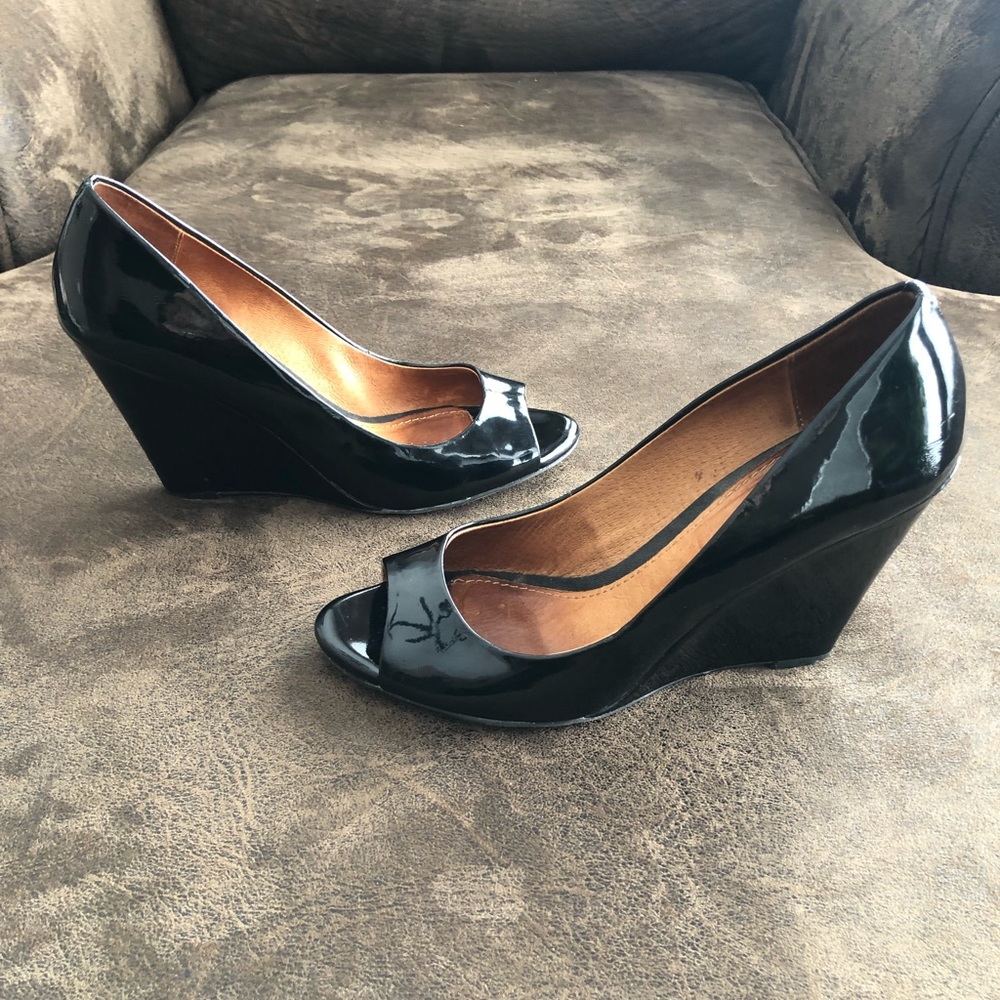 ALDO -7.5- Pretty Patent Peep Toe Wedge Heel in black - Picture 4 of 13